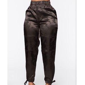Fashion Nova - Satin joggers/Black